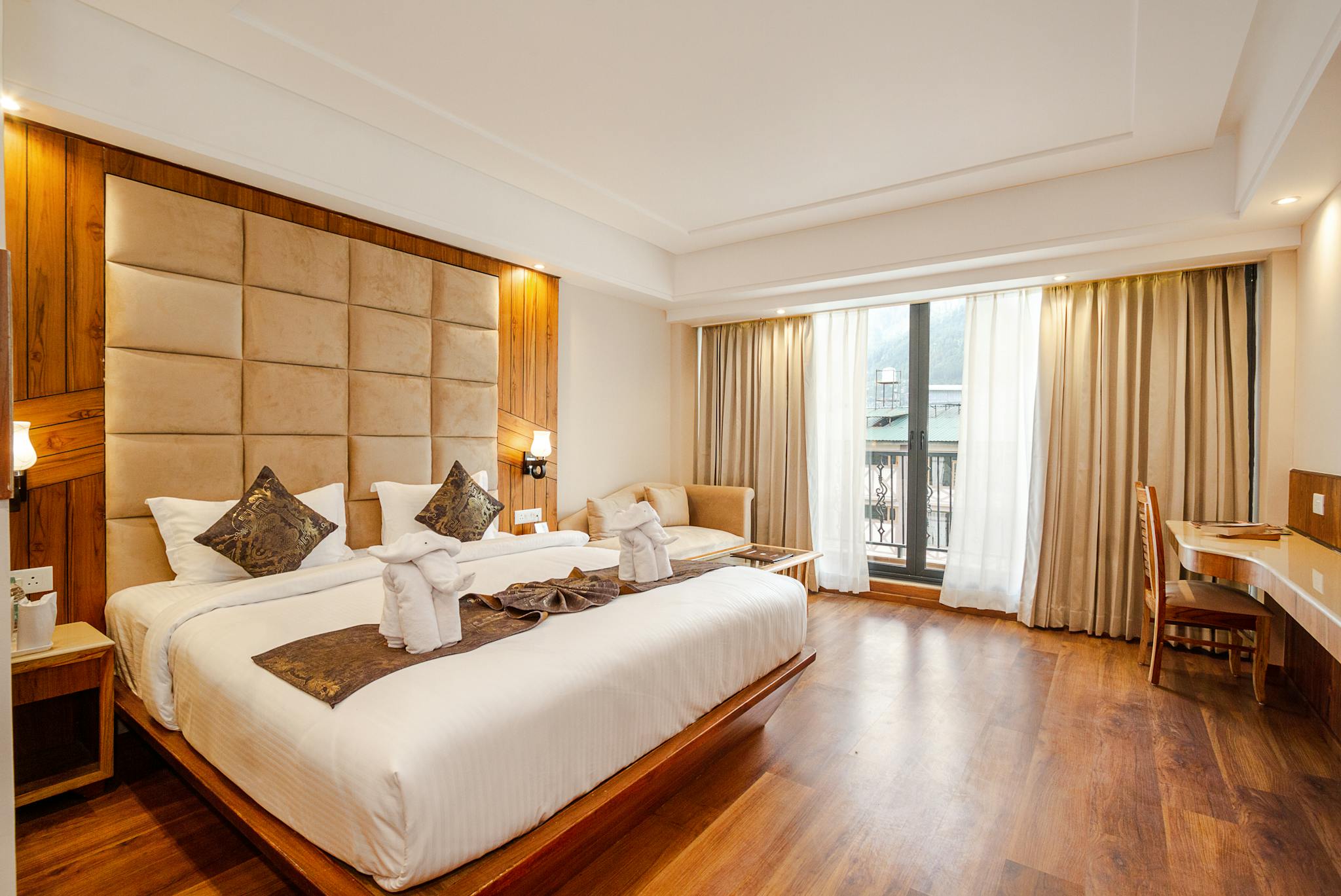 Spacious And Elegant Hotel Room With A